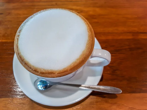 Cappuccino Top Dalam Cangkir Putih Atas Meja Kayu — Stok Foto