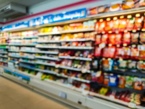 cips, mini mart mağazasında ekranda raflarda aperatifler soyut lurred