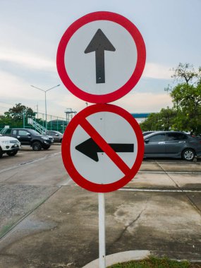 Yol İşareti lütfen düz ve sağa dönün.