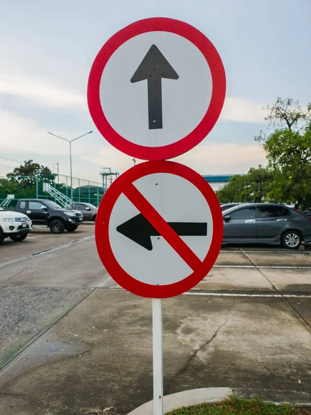 Yol İşareti lütfen düz ve sağa dönün.