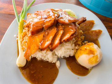 Pirinç ile sos lu ızgara kırmızı domuz eti. Tay domuz menüsü.