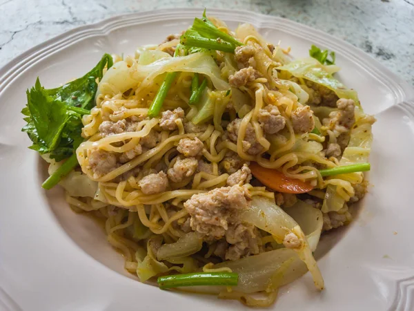 Pittige Instant Noedelsalade Met Wit Plaatje Tafel Focus Selecteren — Stockfoto