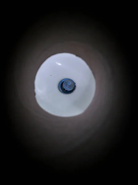 Αφηρημένο Ασημί Σκουριασμένο Τρύπα Νεροχύτη Στο Λευκό Κεραμικό Αμάρτημα — Φωτογραφία Αρχείου