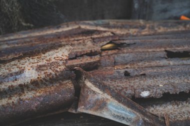 Vintage tarzı pas ve çivi delik ile tin çatı arka plan.