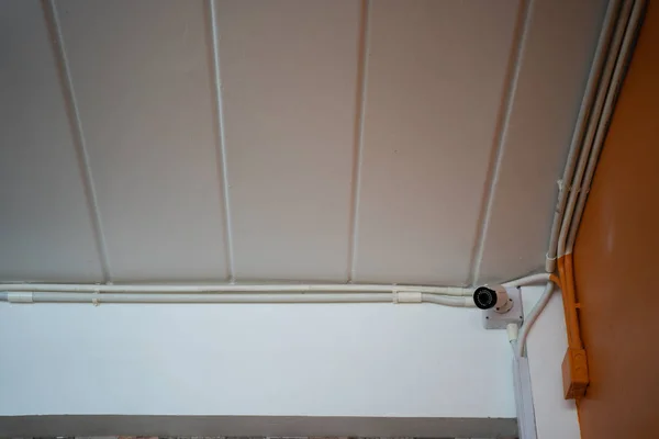 Cámara de seguridad CCTV instalada en el edificio del techo —  Fotos de Stock