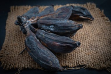 Torba arka planında siyah çürük muz tarağı