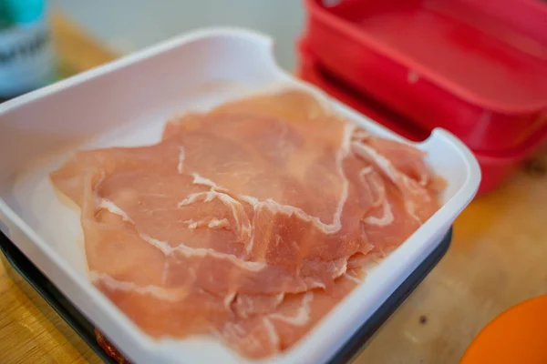 Carne di maiale cruda tagliata a fette isolata su fondo bianco. Vista dall'alto. Posa piatta — Foto Stock