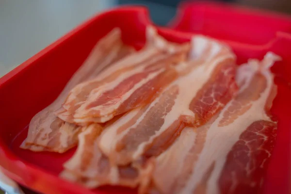 Carne di maiale cruda tagliata a fette isolata su fondo bianco. Vista dall'alto. — Foto Stock