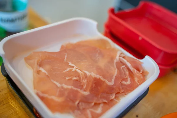 Carne di maiale cruda tagliata a fette isolata su fondo bianco. Vista dall'alto. — Foto Stock