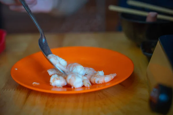 Raw whole fresh uncooked prawns shrimps on stone red plate — ストック写真
