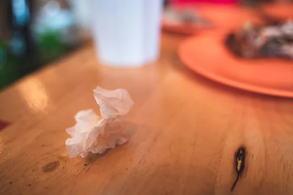 Tecido usado na mesa de alimentos com fundo desfocado — Fotografia de Stock