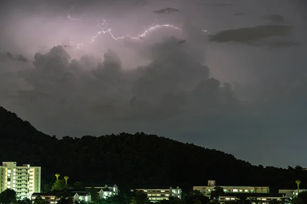 Tormenta relámpago golpea en las montañas durante una tormenta eléctrica en la noche. Hermosa vista dramática —  Fotos de Stock