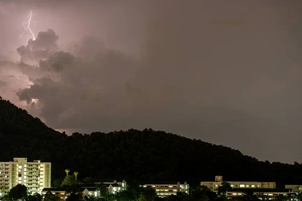 Während eines Gewitters in der Nacht schlägt in den Bergen ein Blitz ein. Schöne dramatische Aussicht — Stockfoto