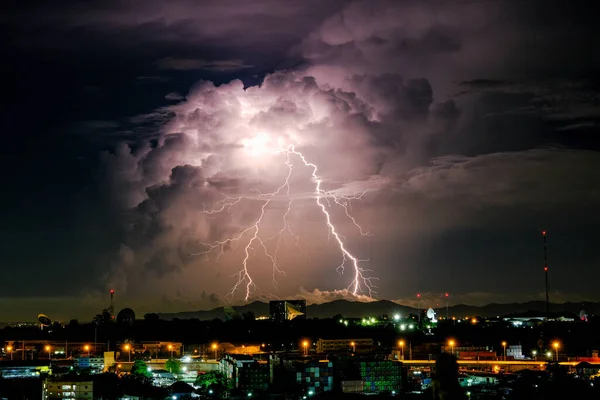 Bewölkt Mit Hellen Blitzeinschlägen Die Ländliche Landschaft Von Kleinstadt Und — Stockfoto
