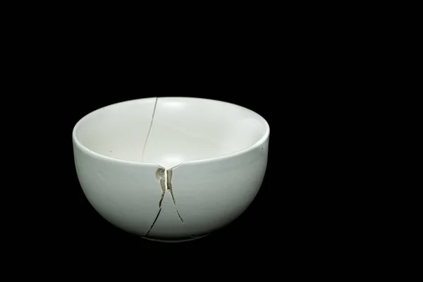 Siyah arka planda beyaz seramik kasenin parçaları. Kopyalama alanı, metin için yer. Parçala, parçala.