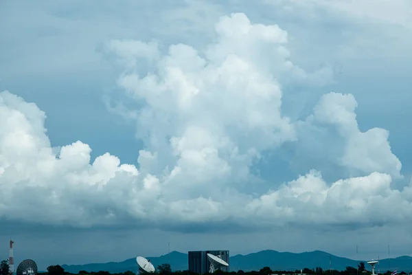 Foto Algunas Nubes Blancas Cielo Azul Paisaje Nublado Para Uso —  Fotos de Stock