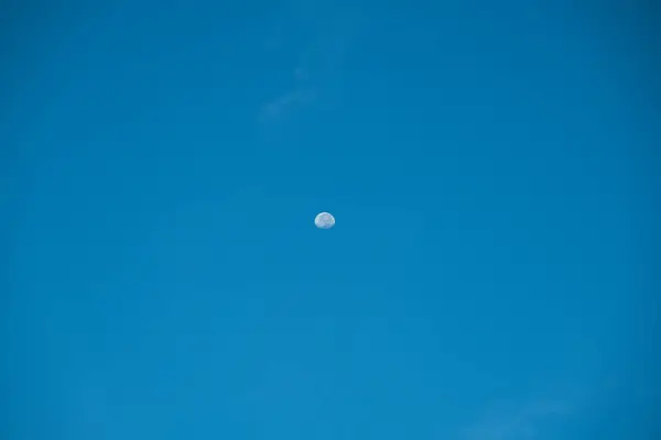 Onregelmatige Witte Wolk Aan Blauwe Hemel Met Overdag Kleine Maantjes — Stockfoto