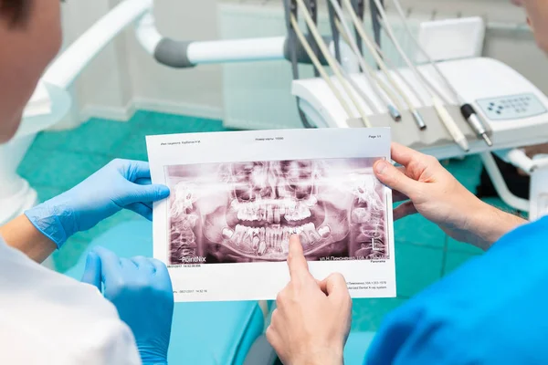 Стоматологи Разбирают Рентген — стоковое фото