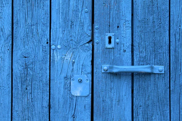 Ancienne porte peinte en bleu — Photo