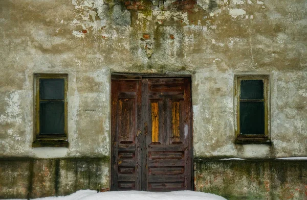 Auf Der Straße Altbau Schäbig Die Türen Fenster Kaputte Fenster — Stockfoto