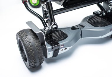 Kendini beyaz arka plan üzerinde elektrik kaykay akıllı Scooter Dengeleme Hoverboard çift tekerlek yakın çekim