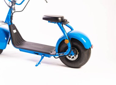 Kendini beyaz arka plan üzerinde elektrik kaykay akıllı Scooter Dengeleme Hoverboard çift tekerlek yakın çekim