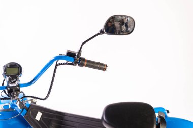 Kendini beyaz arka plan üzerinde elektrik kaykay akıllı Scooter Dengeleme Hoverboard çift tekerlek yakın çekim