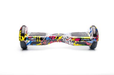 Kendini beyaz arka plan üzerinde elektrik kaykay akıllı Scooter Dengeleme Hoverboard çift tekerlek yakın çekim