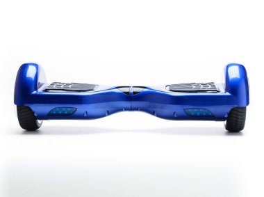Kendini beyaz arka plan üzerinde elektrik kaykay akıllı Scooter Dengeleme Hoverboard çift tekerlek yakın çekim