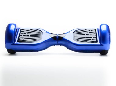 Kendini beyaz arka plan üzerinde elektrik kaykay akıllı Scooter Dengeleme Hoverboard çift tekerlek yakın çekim