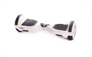 Kendini beyaz arka plan üzerinde elektrik kaykay akıllı Scooter Dengeleme Hoverboard çift tekerlek yakın çekim