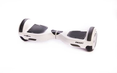 Kendini beyaz arka plan üzerinde elektrik kaykay akıllı Scooter Dengeleme Hoverboard çift tekerlek yakın çekim