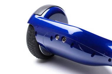 Kendini beyaz arka plan üzerinde elektrik kaykay akıllı Scooter Dengeleme Hoverboard çift tekerlek yakın çekim