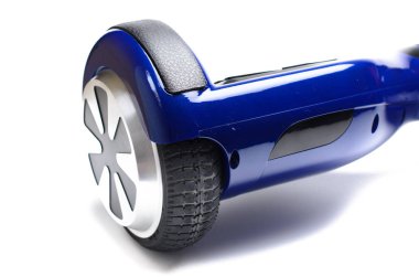 Kendini beyaz arka plan üzerinde elektrik kaykay akıllı Scooter Dengeleme Hoverboard çift tekerlek yakın çekim