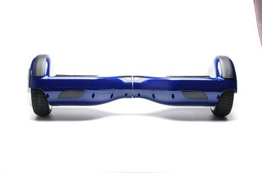 Kendini beyaz arka plan üzerinde elektrik kaykay akıllı Scooter Dengeleme Hoverboard çift tekerlek yakın çekim