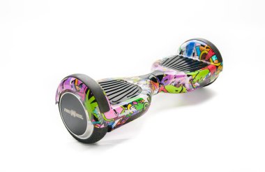 Kendini beyaz arka plan üzerinde elektrik kaykay akıllı Scooter Dengeleme Hoverboard çift tekerlek yakın çekim