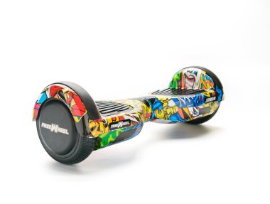 Kendini beyaz arka plan üzerinde elektrik kaykay akıllı Scooter Dengeleme Hoverboard çift tekerlek yakın çekim