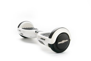 Kendini beyaz arka plan üzerinde elektrik kaykay akıllı Scooter Dengeleme Hoverboard çift tekerlek yakın çekim