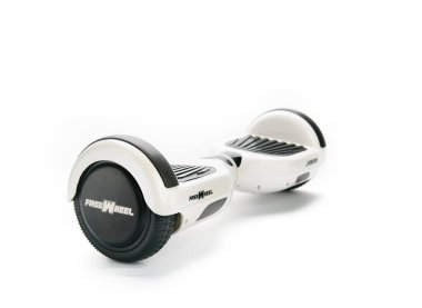 Kendini beyaz arka plan üzerinde elektrik kaykay akıllı Scooter Dengeleme Hoverboard çift tekerlek yakın çekim