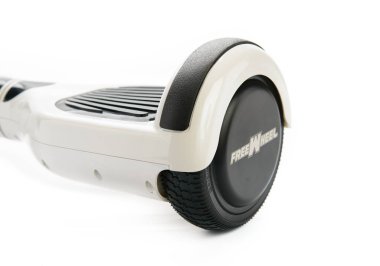 Kendini beyaz arka plan üzerinde elektrik kaykay akıllı Scooter Dengeleme Hoverboard çift tekerlek yakın çekim