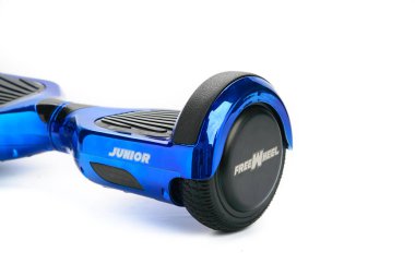Kendini beyaz arka plan üzerinde elektrik kaykay akıllı Scooter Dengeleme Hoverboard çift tekerlek yakın çekim