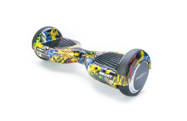 Kendini beyaz arka plan üzerinde elektrik kaykay akıllı Scooter Dengeleme Hoverboard çift tekerlek yakın çekim