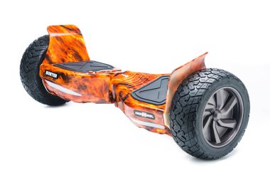 Kendini beyaz arka plan üzerinde elektrik kaykay akıllı Scooter Dengeleme Hoverboard çift tekerlek yakın çekim