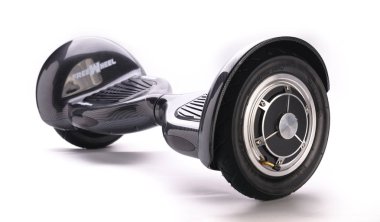 Kendini beyaz arka plan üzerinde elektrik kaykay akıllı Scooter Dengeleme Hoverboard çift tekerlek yakın çekim