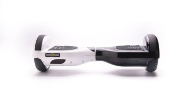 Kendini beyaz arka plan üzerinde elektrik kaykay akıllı Scooter Dengeleme Hoverboard çift tekerlek yakın çekim