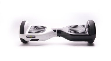 Kendini beyaz arka plan üzerinde elektrik kaykay akıllı Scooter Dengeleme Hoverboard çift tekerlek yakın çekim