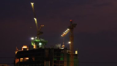 Alacakaranlıkta gece gökdelen inşaat