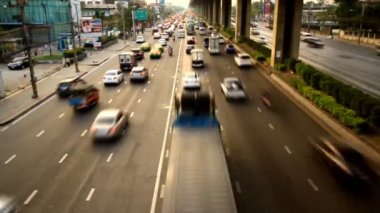 otoyol trafik sıkışıklığı alacakaranlıkta