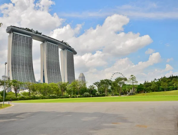 Singapur 'daki Bay Gardens Parkı' ndan Maria Bay Sands Oteli manzarası.