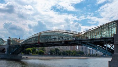 Bohdan Khmelnytski ikonik cam ve çelik köprü Moskova'da Moskova Nehri üzerinde.